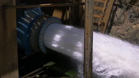 Tubería-De-Agua-Grande-Que-Bombea-Agua-Del-Embalse-De-La-Ciudad-Al-Río-Local,-Suministro-De-Agua-Potable-De-La-Ciudad