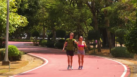 una pareja corriendo en un parque.
