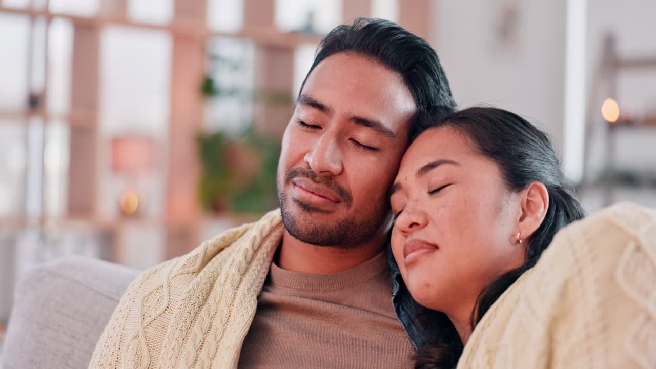 집, 담요, 그리고 소파에 있는 커플