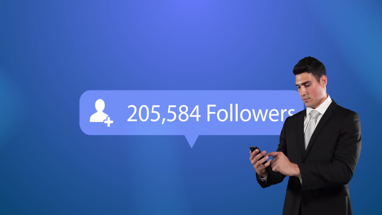 burbuja de discurso con seguidores texto con números crecientes contra el empresario que usa teléfono inteligente