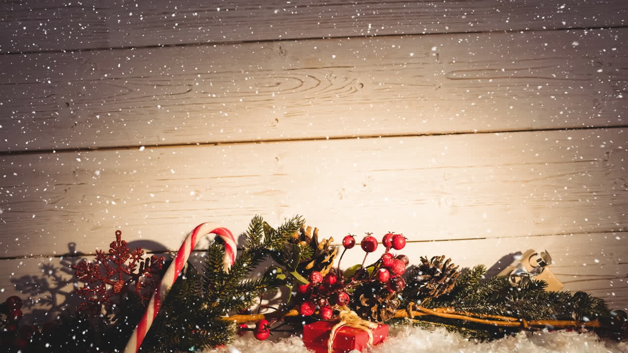 Neve che cade con decorazioni natalizie su legno