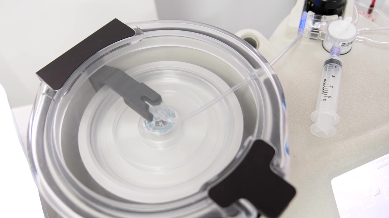 Arbejdende centrifuge på hospitalet. Adskillelse af plasma fra blod. PRP-terapi.