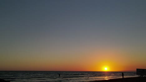 Lapso-De-Tiempo-Personas-Al-Atardecer-En-La-Playa