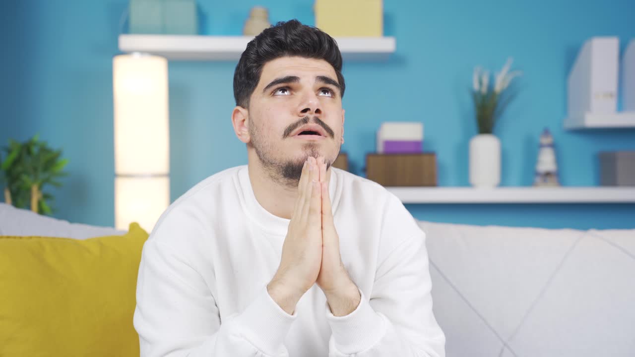 젊은이가 자신의 인생에서 일어난 나쁜 사건을 위해 기도하고 있습니다.