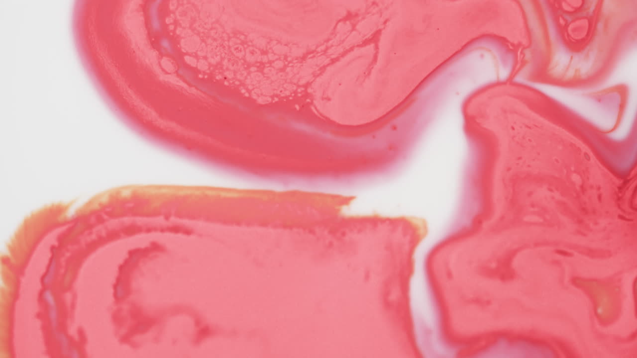 video de primer plano de tinta roja en el agua con espacio para copiar