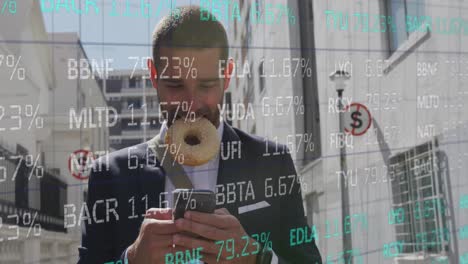 animación de la mesa de negociación sobre el hombre caucásico con rosquilla en la boca usando un teléfono inteligente en la ciudad