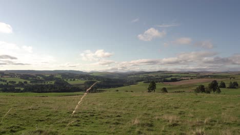 Landschaftsszene-Von-Ländlichem-Ackerland-In-Schottland