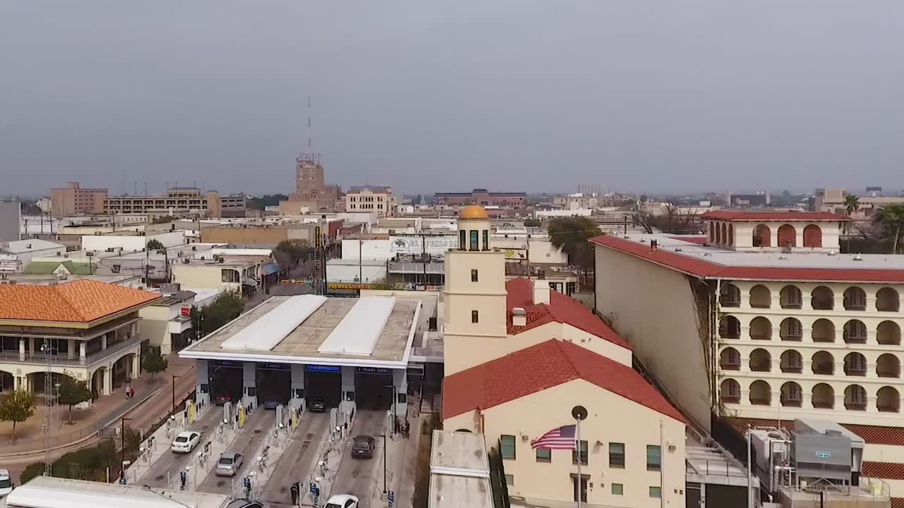 국경을 따라 미국 멕시코 검문소 위의 공중