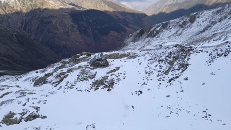 imágenes de drones de un hotel de madera en la nieve en las montañas de los pirineos