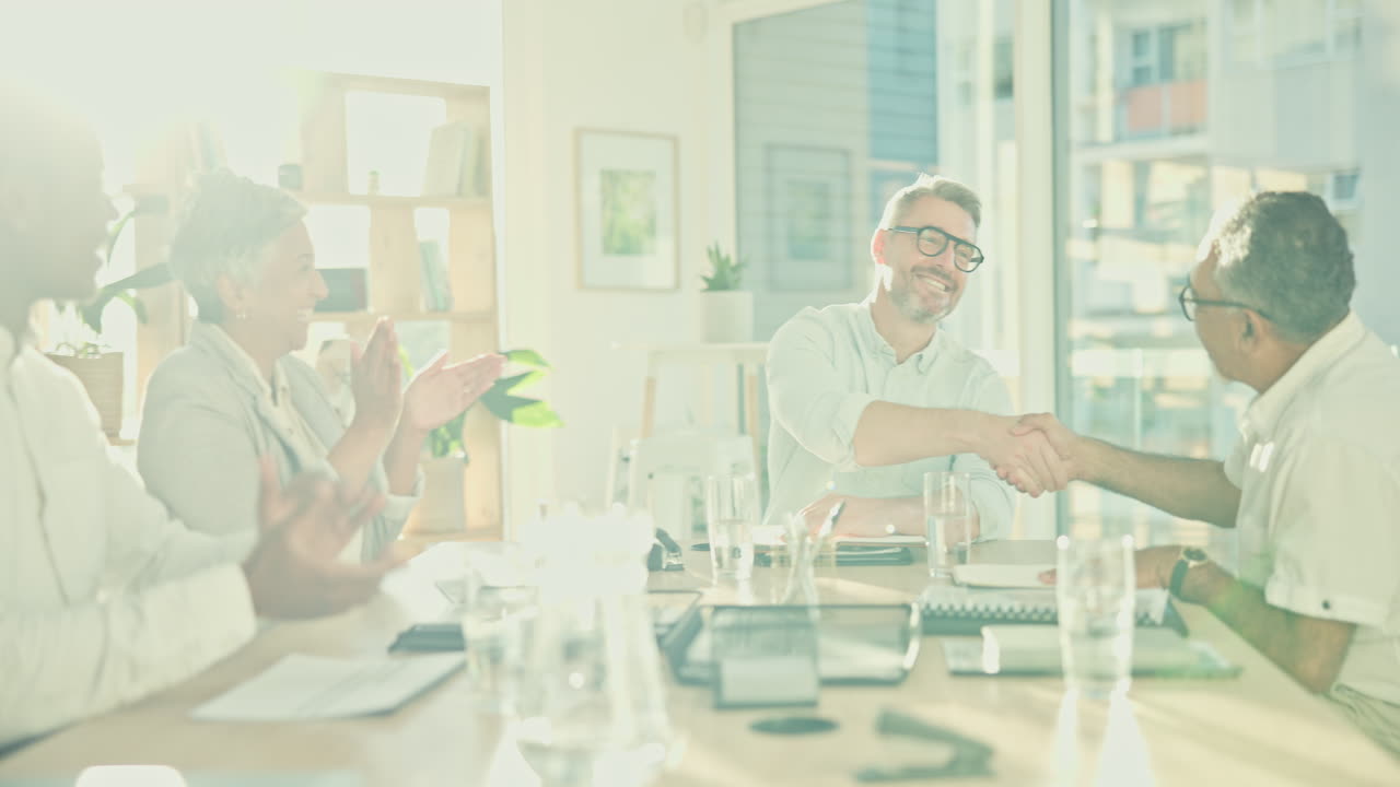 손을 흔들고, 회의와 박수와 함께 사업