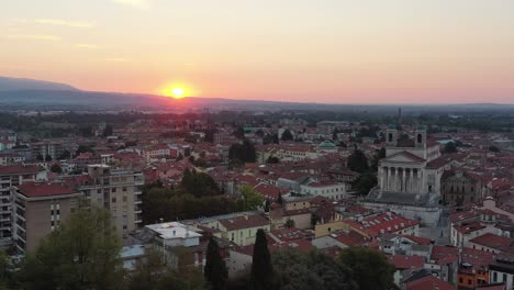 Ciudad-De-Schio-Italia-Al-Amanecer-Vista-Aérea-De-La-Catedral