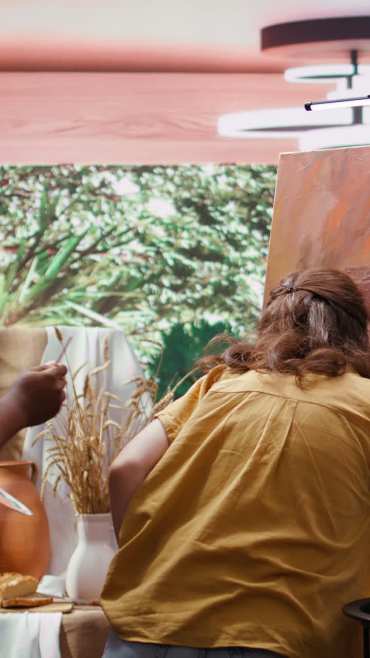 Artisti che dipingono una natura morta insieme in uno studio creativo