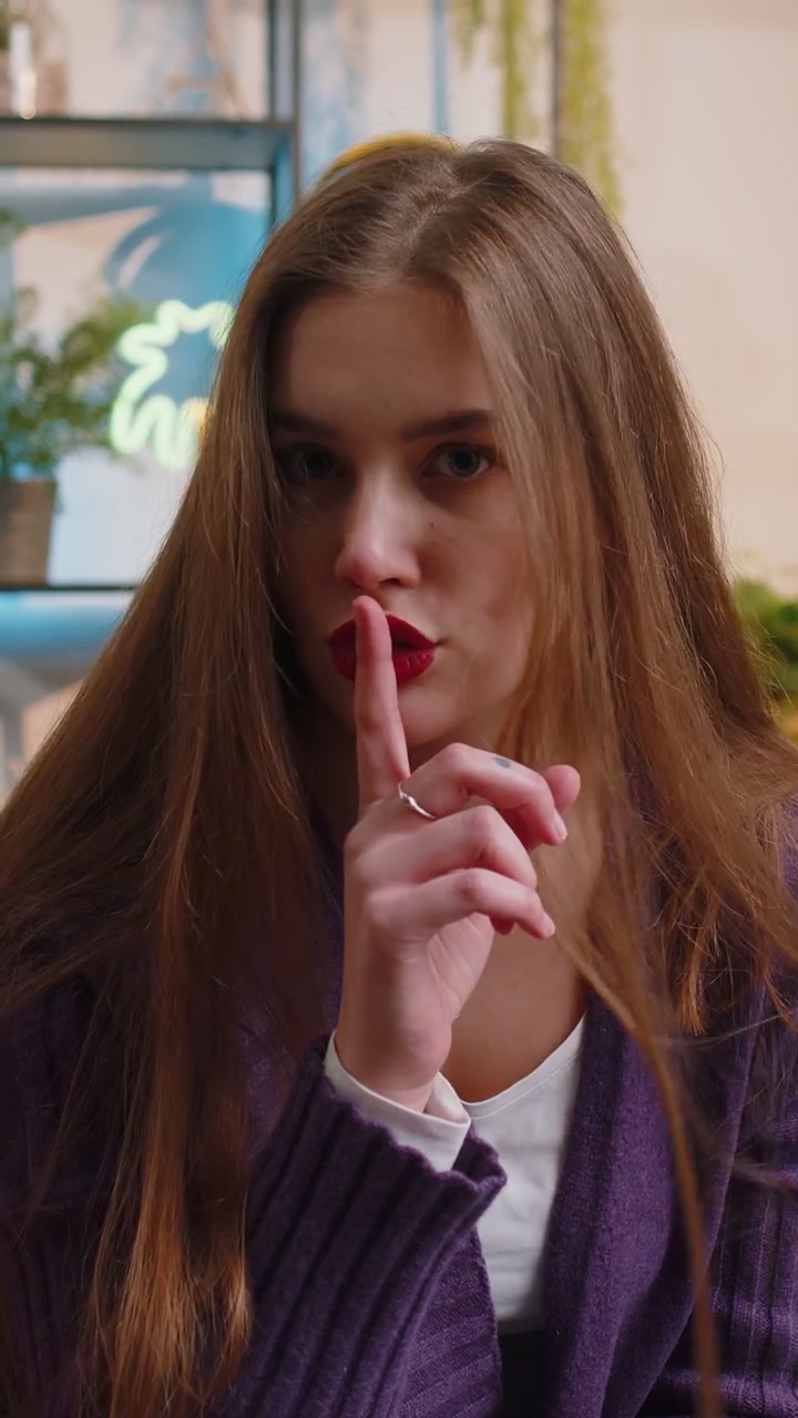 La donna preme il dito alle labbra fa silenzio segno di silenzio non dice pettegolezzi segreto silenzio a casa