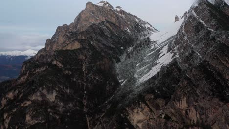 Drone-Aéreo-Volando-Sobre-Unas-Espectaculares-Montañas-Escénicas-De-Lago-Di-Braies-En-Dolomitas,-Alpes-Italianos