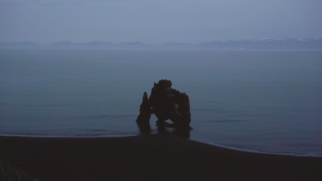 하루 중 다른 시간에 잡힌 유명한 아이슬란드 크비트세르쿠르 바위의 저속 촬영