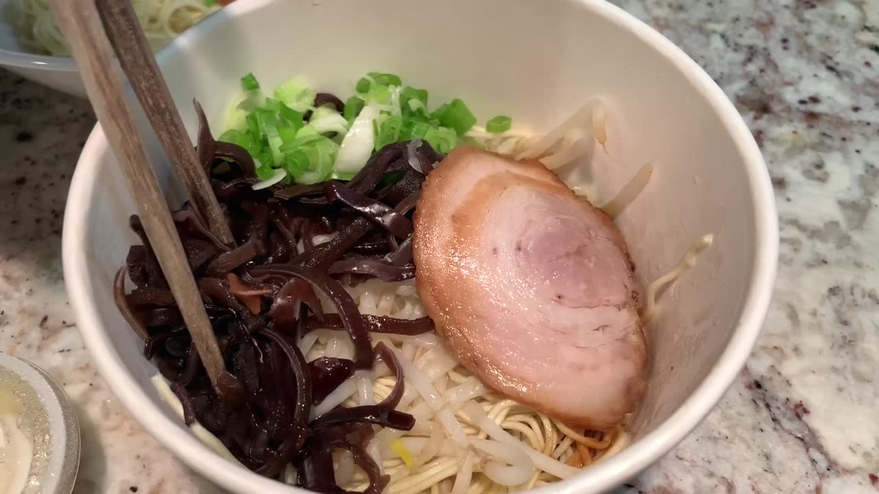 얇게 썬 삼겹살, 파, 콩나물, 버섯을 얹은 일본식 라면을 꺼냅니다