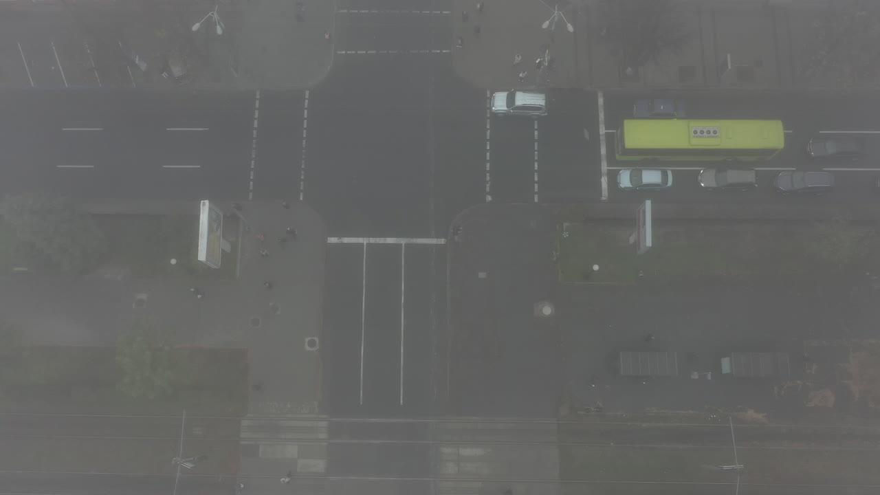 안개 가 가득 한 도시 교차로 의 공중 사진