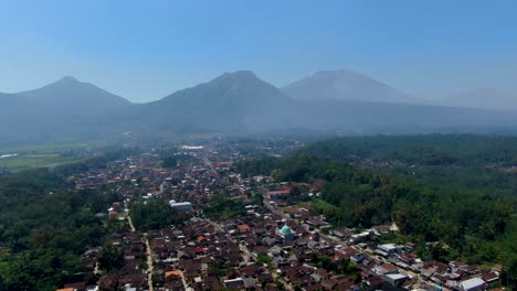 panorama aéreo escénico del pueblo de grabag y tres volcanes, java, indonesia