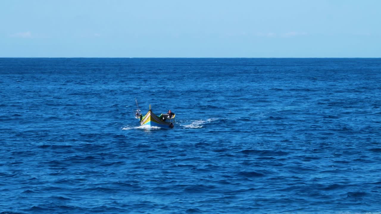 몰타 해안선 근처에서 높은 모터 목선을 타고 항해하는 외로운 사람