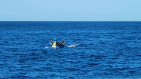 persona solitaria navegando en un bote de madera de alto motor cerca de la costa de malta