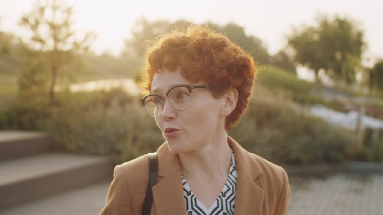 grupo de colegas multiétnicos hablando al aire libre