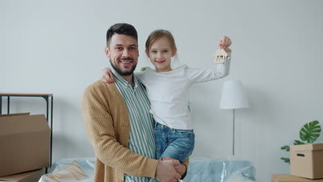 familia feliz mudándose a una nueva casa