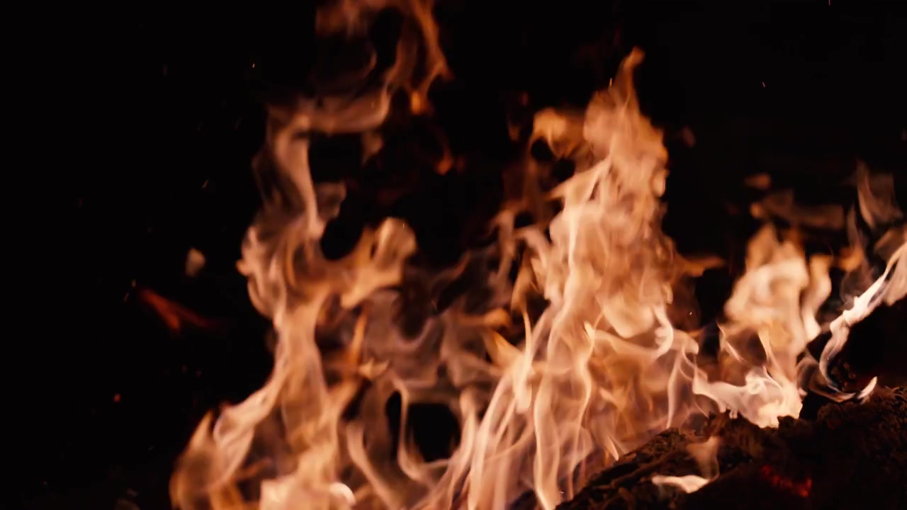 Fiamme di fuoco tremolanti arancioni e rosse su sfondo nero