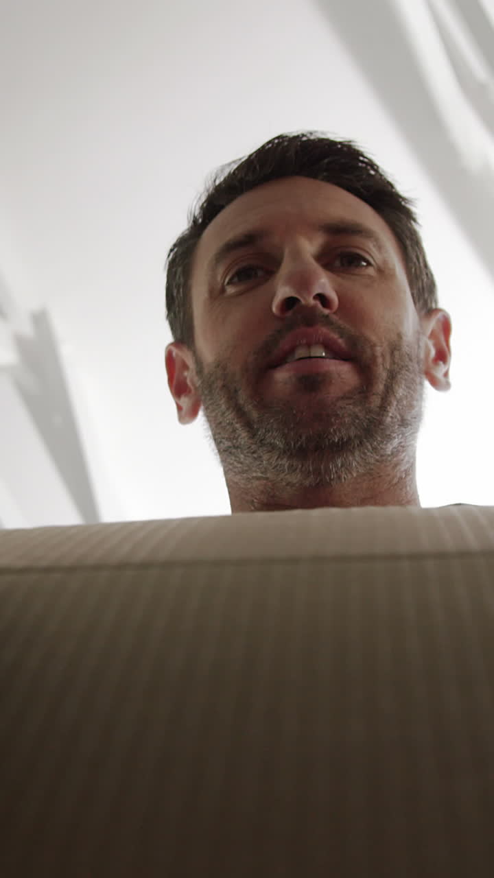 un hombre abriendo una caja de cartón