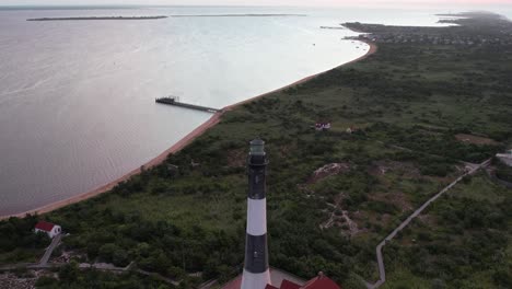 una vista aérea del icónico faro de la isla de fuego durante un colorido amanecer