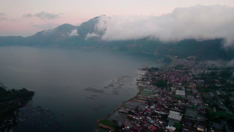 Vista-Tranquila-De-Kintamani-Lakeshore-Village-Cerca-Del-Monte-Batur-En-Bali,-Indonesia