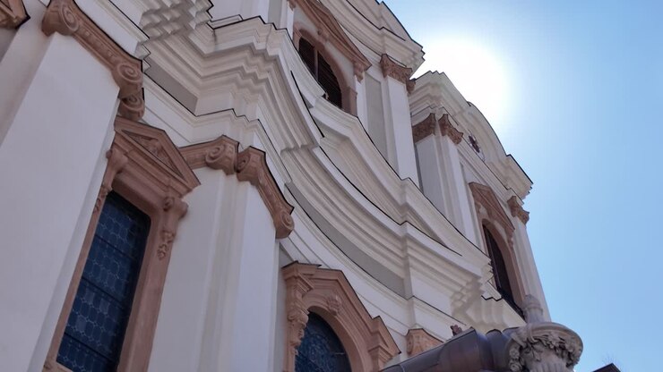 Vista dettagliata della facciata decorata della Cattedrale cattolica di San Giorgio a Timișoara, in Romania, che ne mette in mostra l'architettura barocca e il design complesso