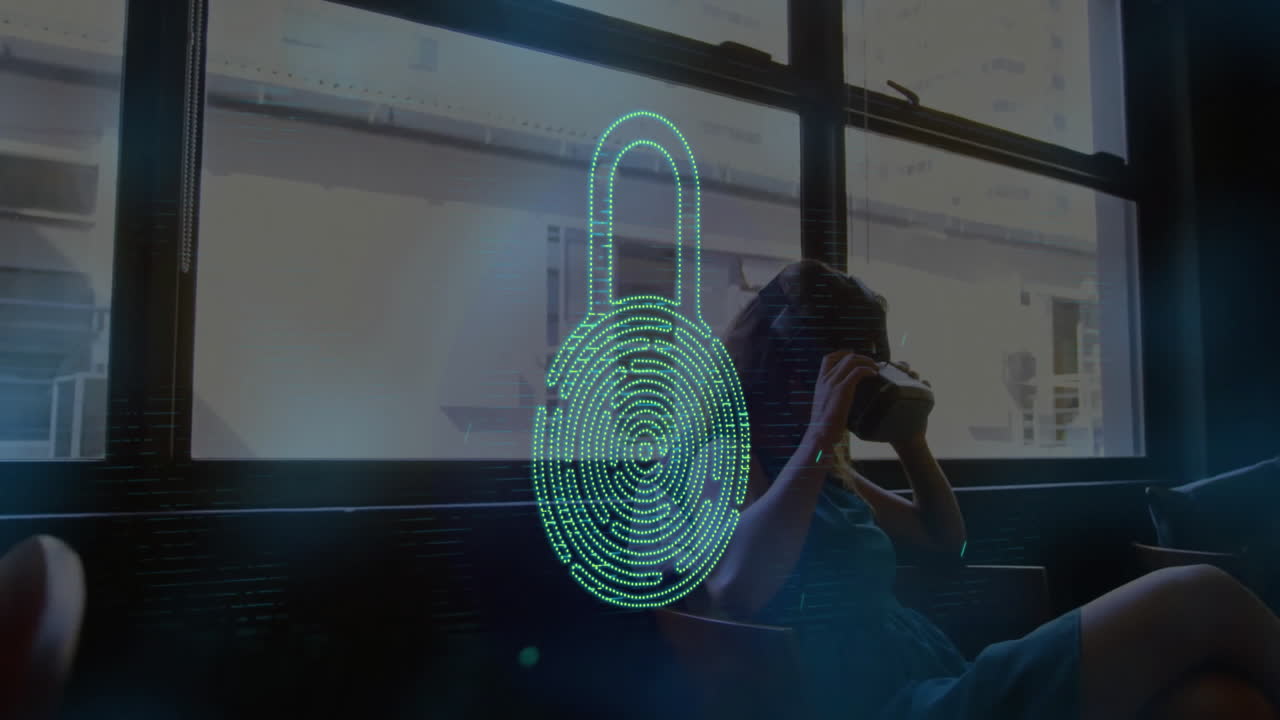 animación de un candado sobre una mujer caucásica usando auriculares vr