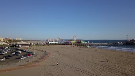 gente en la playa, estacionamiento frente al muelle de santa mónica