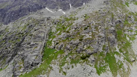 Antena:-Ladera-Empinada-De-Una-Montaña-Cubierta-De-Hierba-Verde