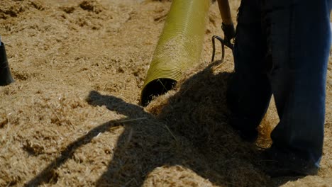 agricultor que trabaja con un pulverizador de heno