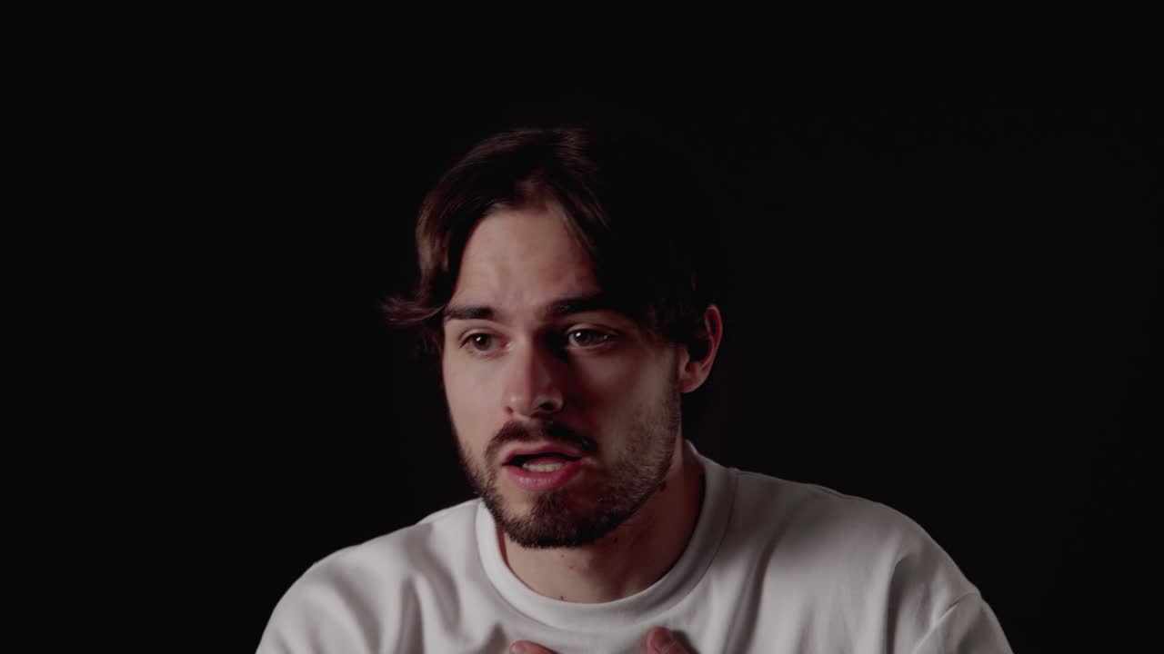 joven de moda gesto asustado, expresión asustada, cerca, fondo negro