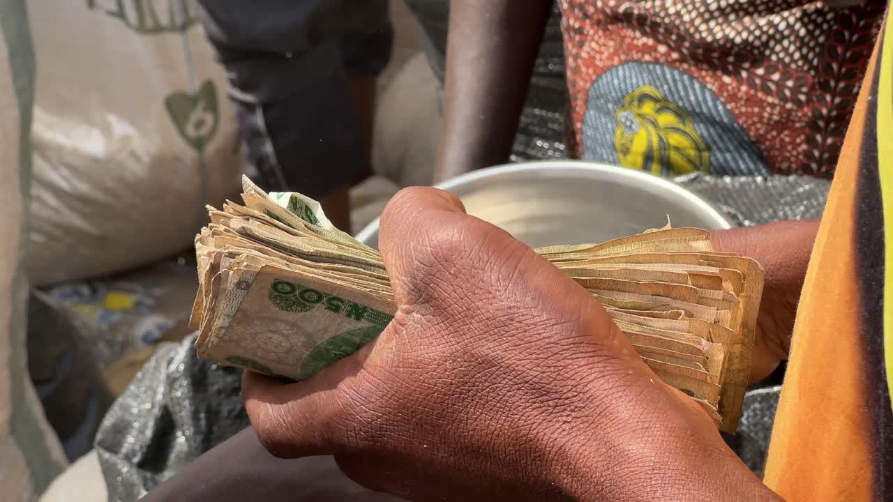 Naira adalah mata uang resmi Nigeria yang digunakan untuk semua transaksi legal yang mewakili nilai ekonomi negara dan stabilitas sistem keuangan.