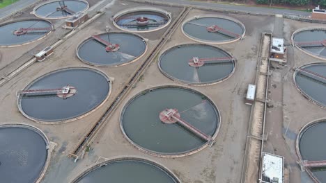 luftansicht von oben in schmutzigem abwasser einer abwasserreinigungsanlage, filtration