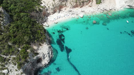 Video-Aéreo-De-Drones-De-Playa-Paraíso-Tropical-Y-Acantilados-Marinos-En-El-Mediterráneo,-Costa-Azzurra,-Cerdeña,-Italia