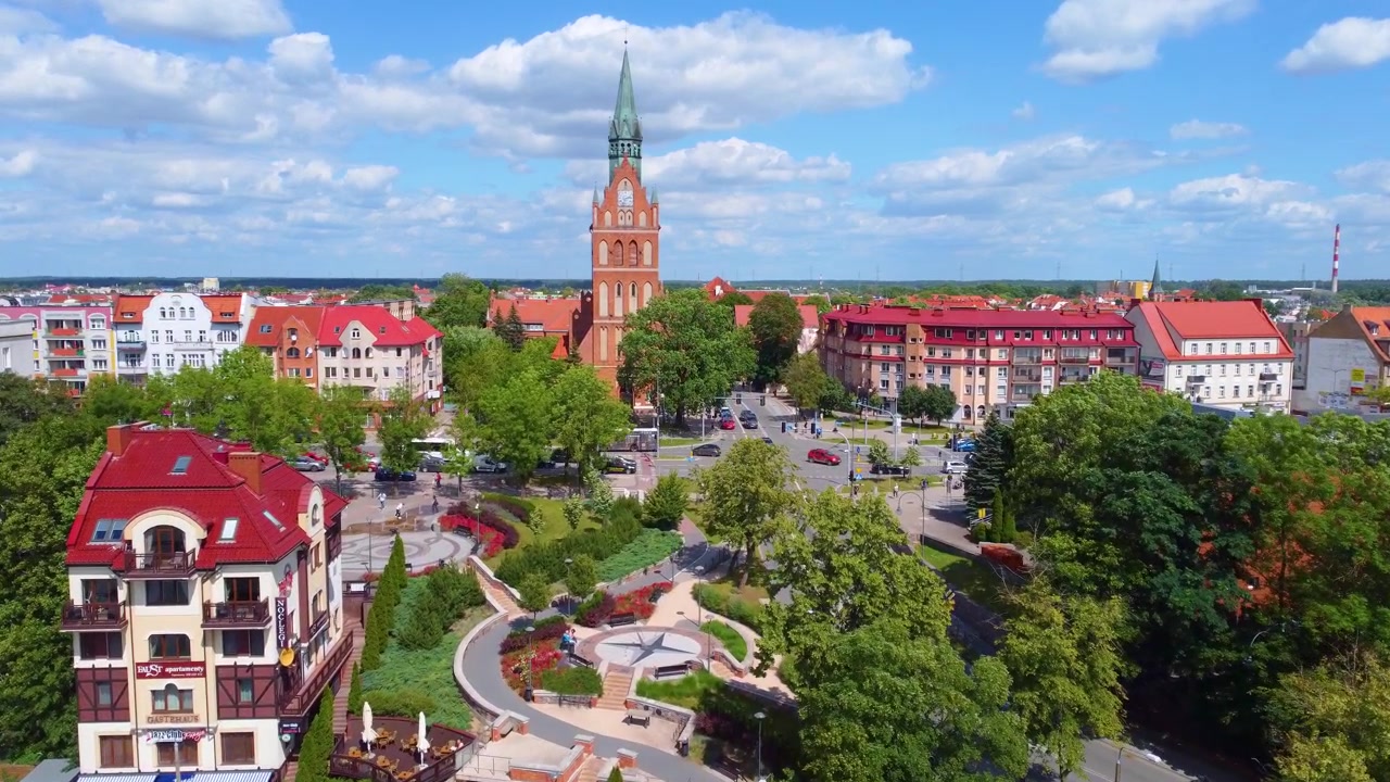 Avvicinamento aereo a Ostrów Tumski, Wrocław, che mostra il fascino e l'architettura del XIX secolo.