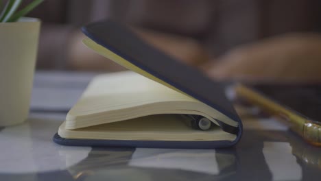 portátil abierto y teléfono inteligente en la mesa