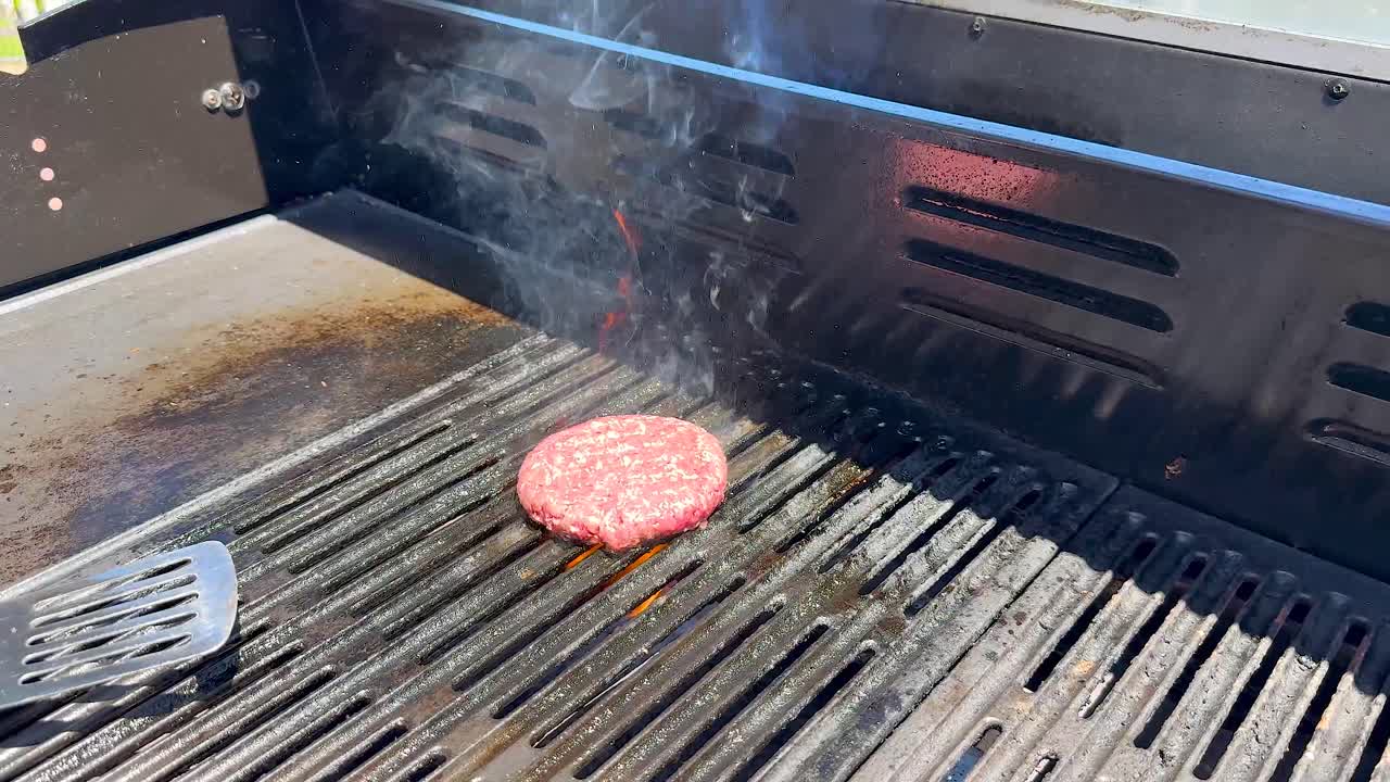 햄버거 패티가 바베큐 그릴에서 조리되고 있다