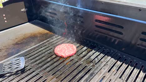 hamburguesa cocinada en una parrilla de barbacoa