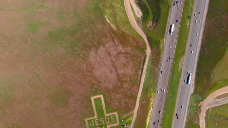 jesús salva corte en la ladera a lo largo de una carretera de california en el paso de altamont - directamente hacia abajo vista aérea