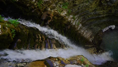 Arroyo-Furioso-Cayendo-Sobre-Acantilados-Excavados-Dentro-De-Un-Cañón-Profundo-Cerca-De-La-Cascada-De-Peshtura-En-Albania