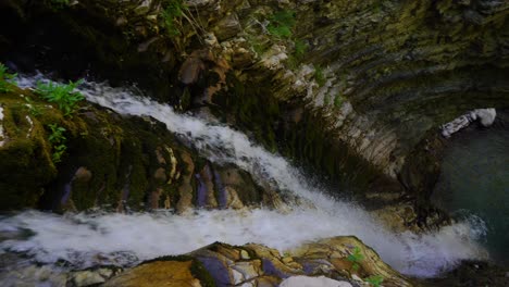 arroyo furioso cayendo sobre acantilados excavados dentro de un cañón profundo cerca de la cascada de peshtura en albania