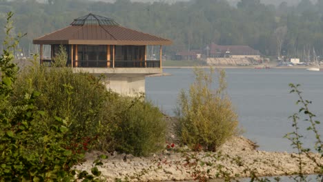 Mittlere-Aufnahme-Von-Carsington-Water-Carsington-Water-Valve-Tower,-Zapfturm-Vom-Millfields-Parkplatz