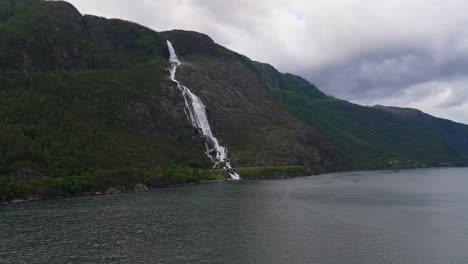 amplia vista de la impresionante y más hermosa de las cascadas, langfoss