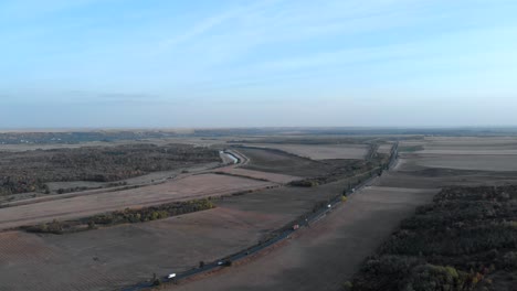 vista aérea de los camiones pesados que viajan por la carretera rural en el campo