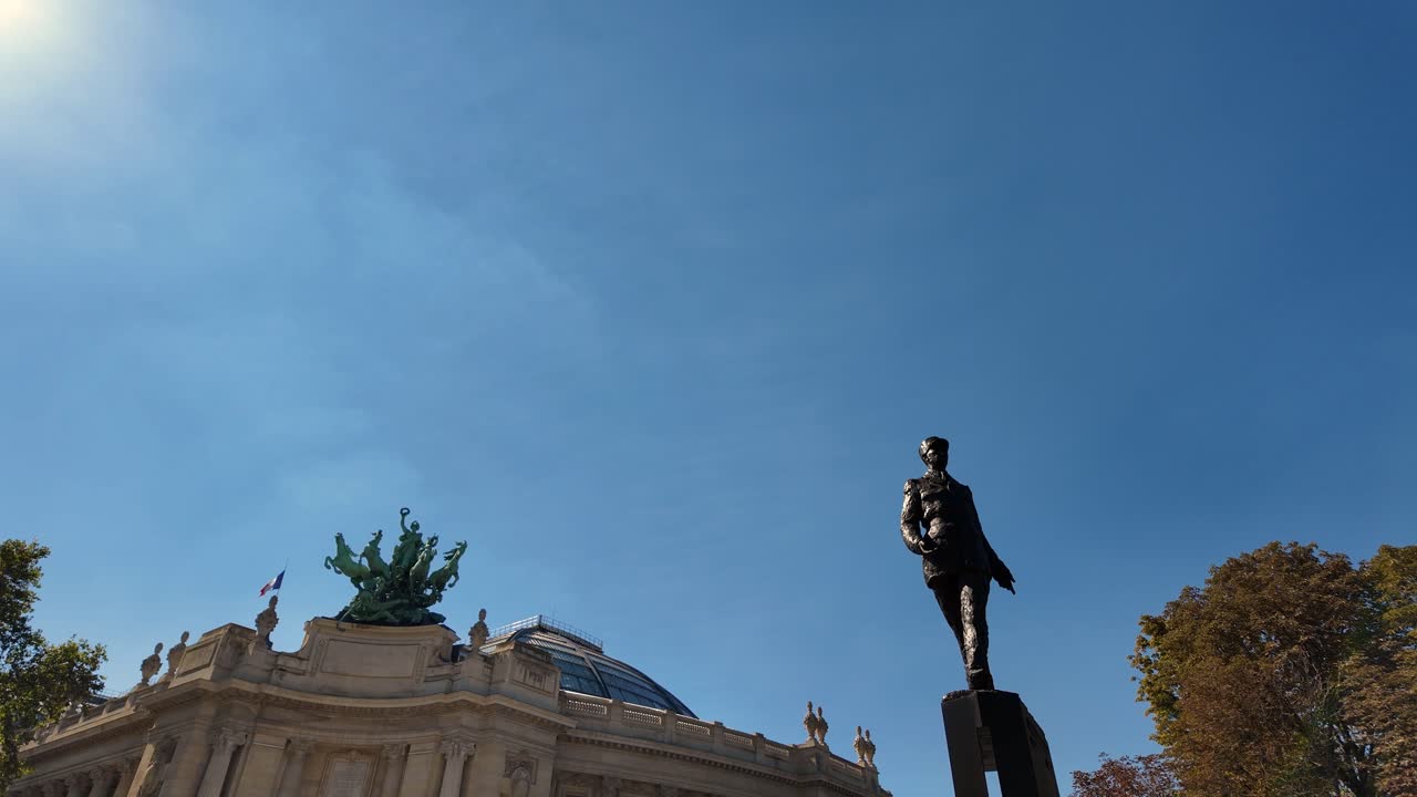 Statue General Charles de Gaulle Avenue des Champs-Élysées, Paris, France